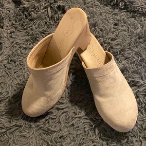 40 M free people clogs